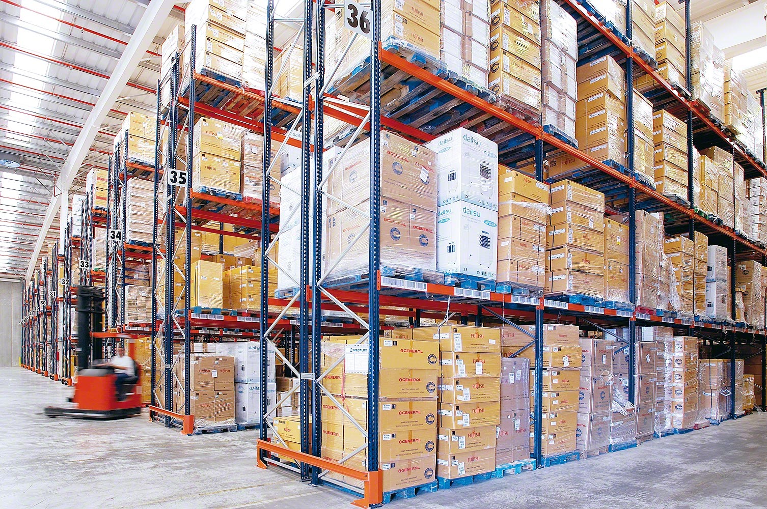 Heavy duty pallet racking