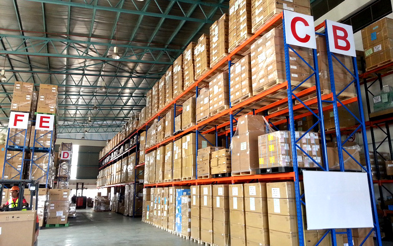 Heavy duty pallet racking