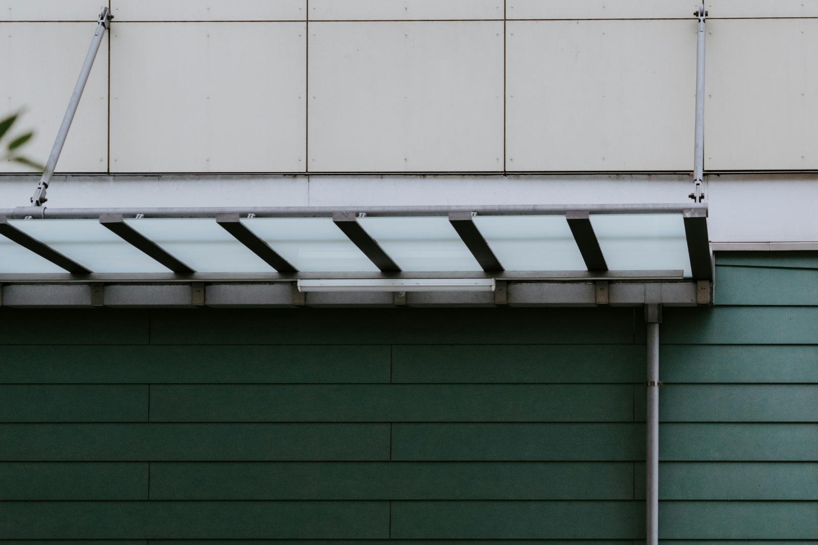 Steel cantilever structures