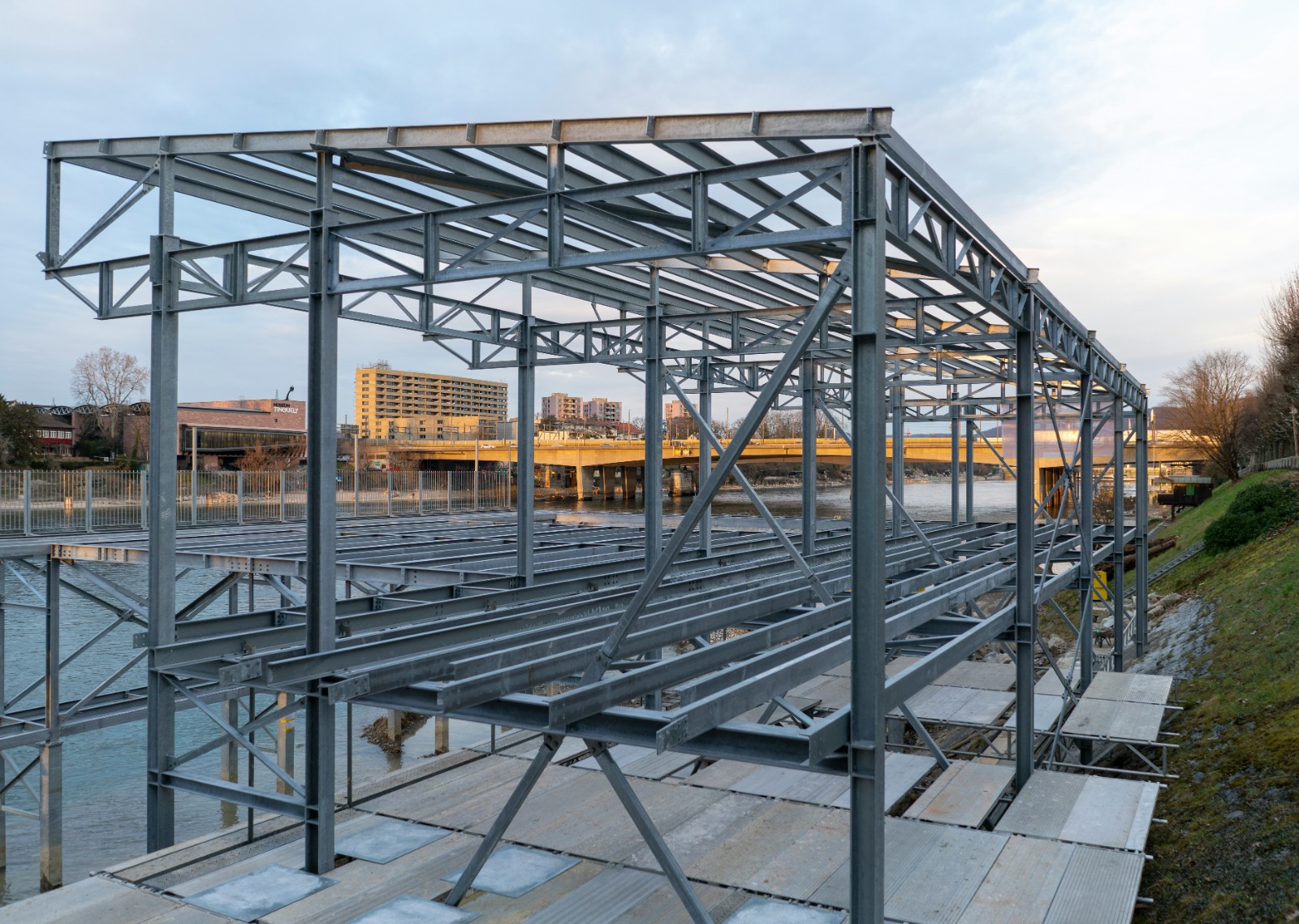 Steel cantilever structures
